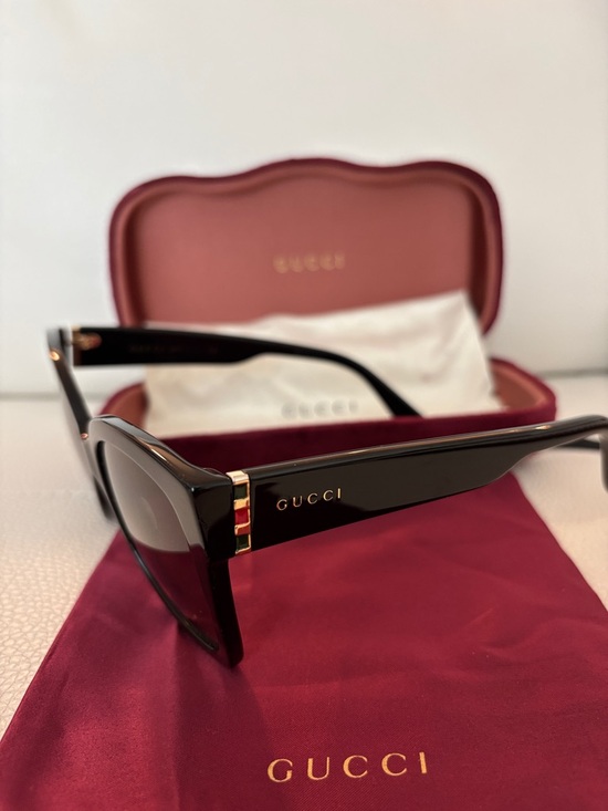 Gucci GG0459S Black Shiny frame Sunglasses with grey Gradient Lenses. EUC main image 7